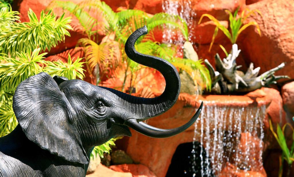 Coco Palace Resort Nai Harn Eksteriør billede